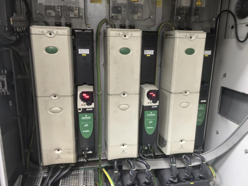 南京***汽车零部件厂大型RENK疲劳试验设备用爱默生200KW变频器维修